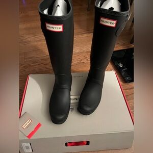 New in box Hunter Black Tall Rain Boots size 10
